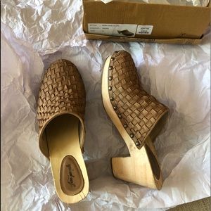 Like new Free People clogs Taupe
